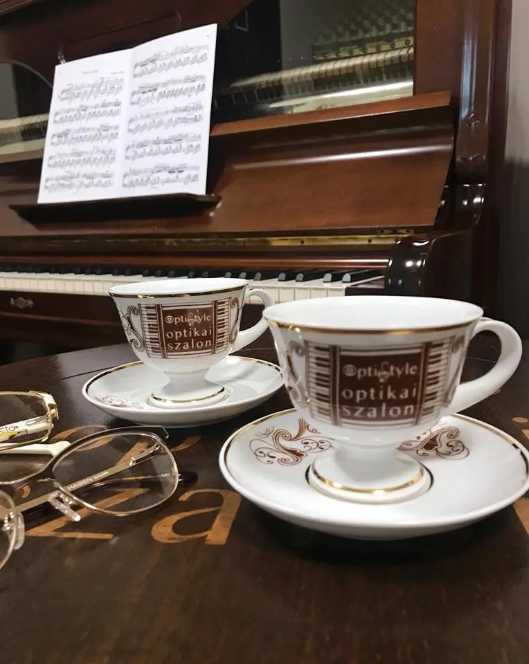 OptiStyle Optikai Szalon – zongora és kávé, Budapest